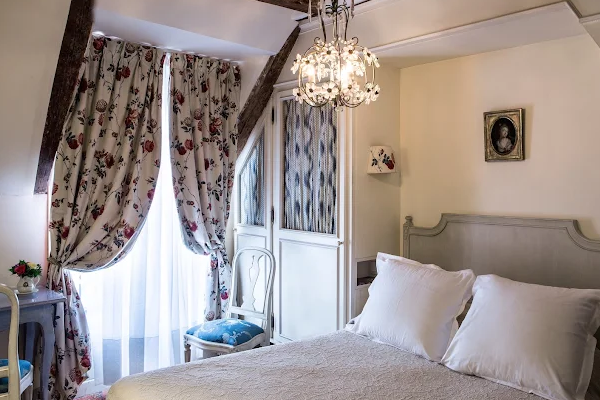 A baroque-inspired journey in the historic heart of Le Marais.