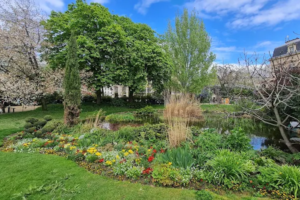 Square du Temple – Elie Wiesel – A green and memorial oasis in the heart of the Marais