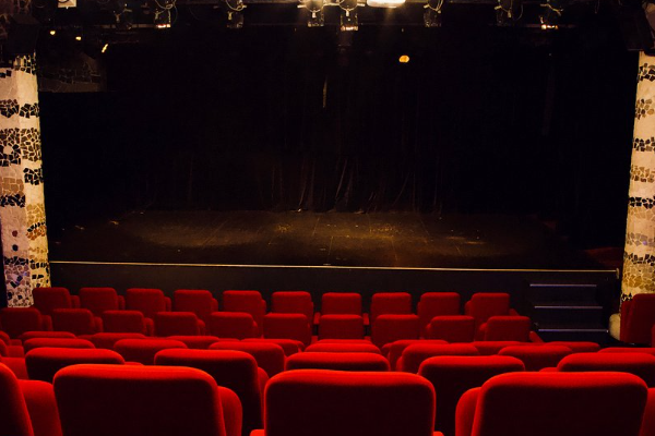 Le Passage to the Stars – Intimate Theatre & Live Shows